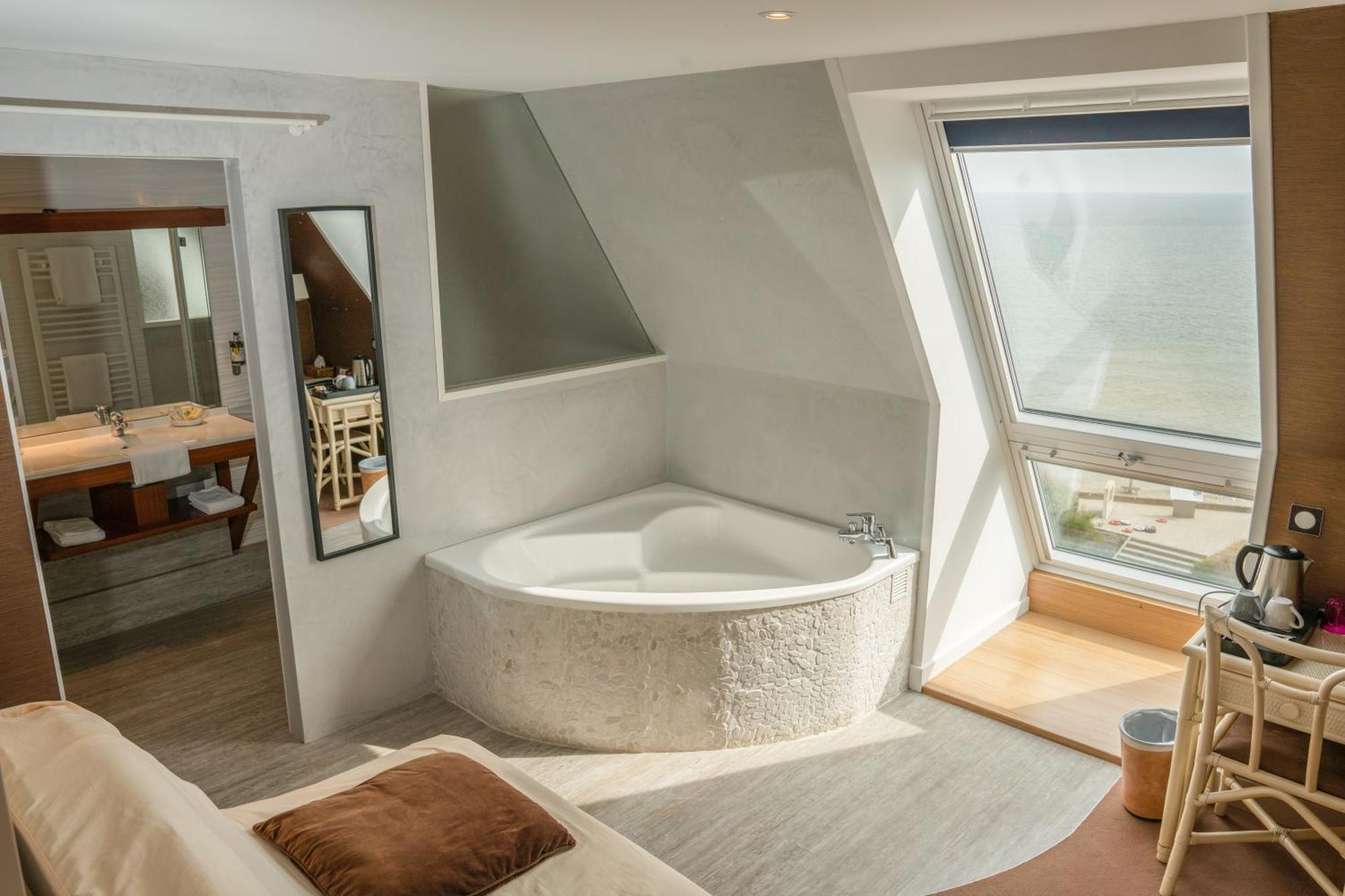Hotel Logis Du Casino Restaurant Le Mathelia 3*