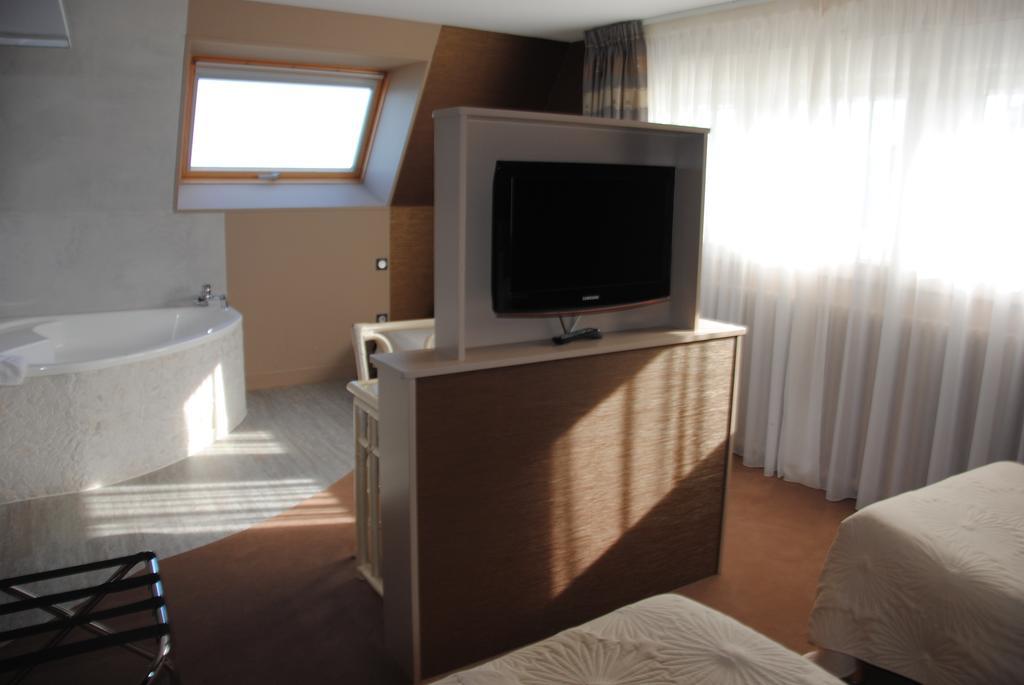 Logis Du Casino Restaurant Le Mathelia